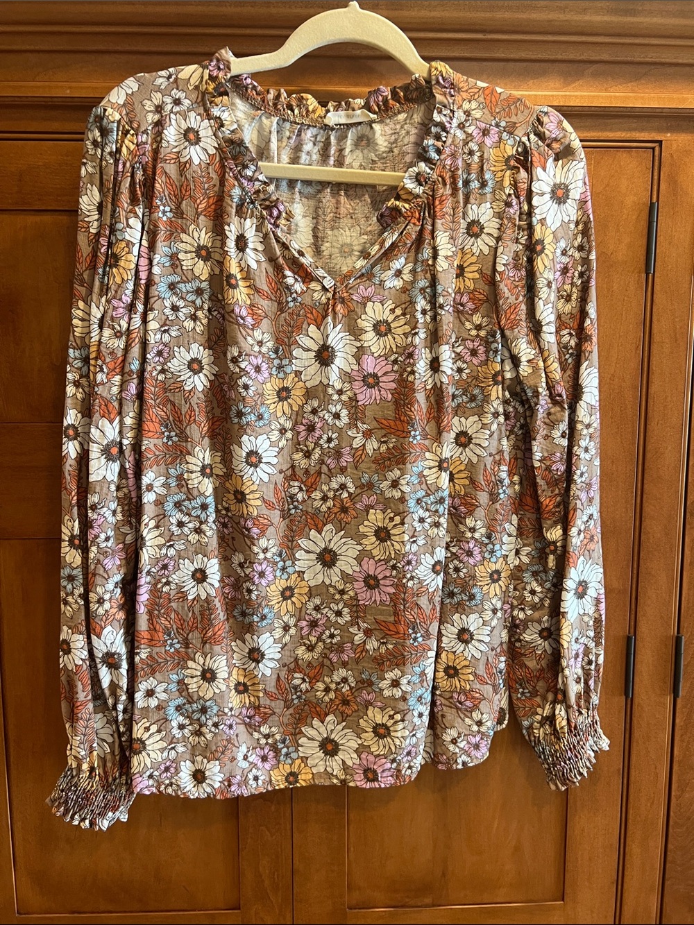 Smocked Cuff Floral V-Neck Blouse in Brown